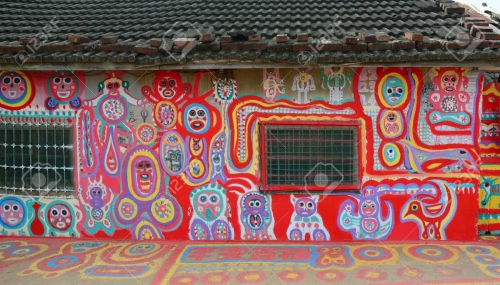 44020759-taichung-taiwan-15-mars-2015-village-arc-en-ciel-les-graffitis-colorés-peints-sur-le-mur-à-taichung-c-39.jpg
